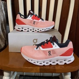 Brand new size 7.5 On Running Cloudstratus running/walking sneakers